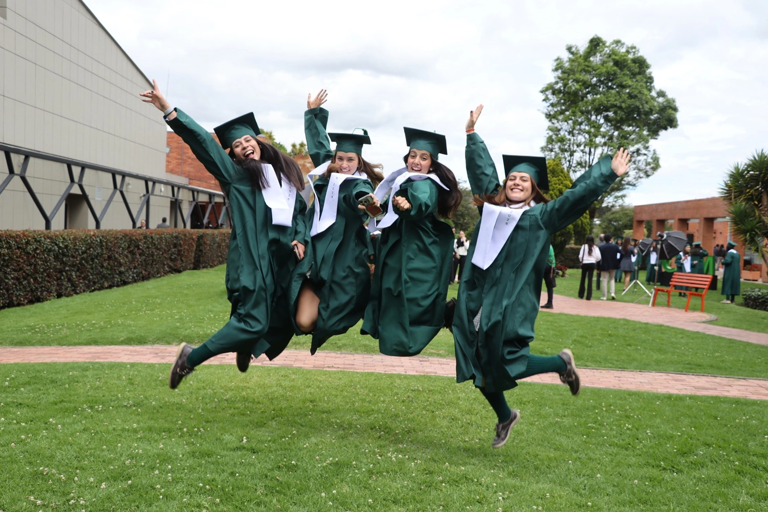 Graduadas del Colegio Santa María celebrando juntas