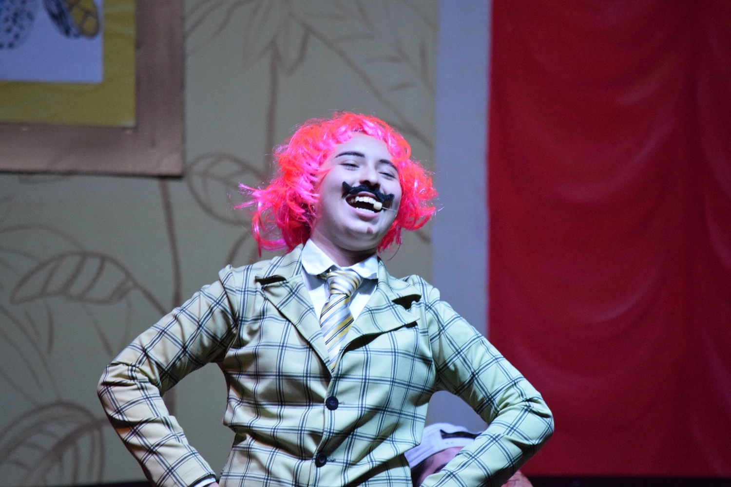 Estudiante representando una obra de teatro