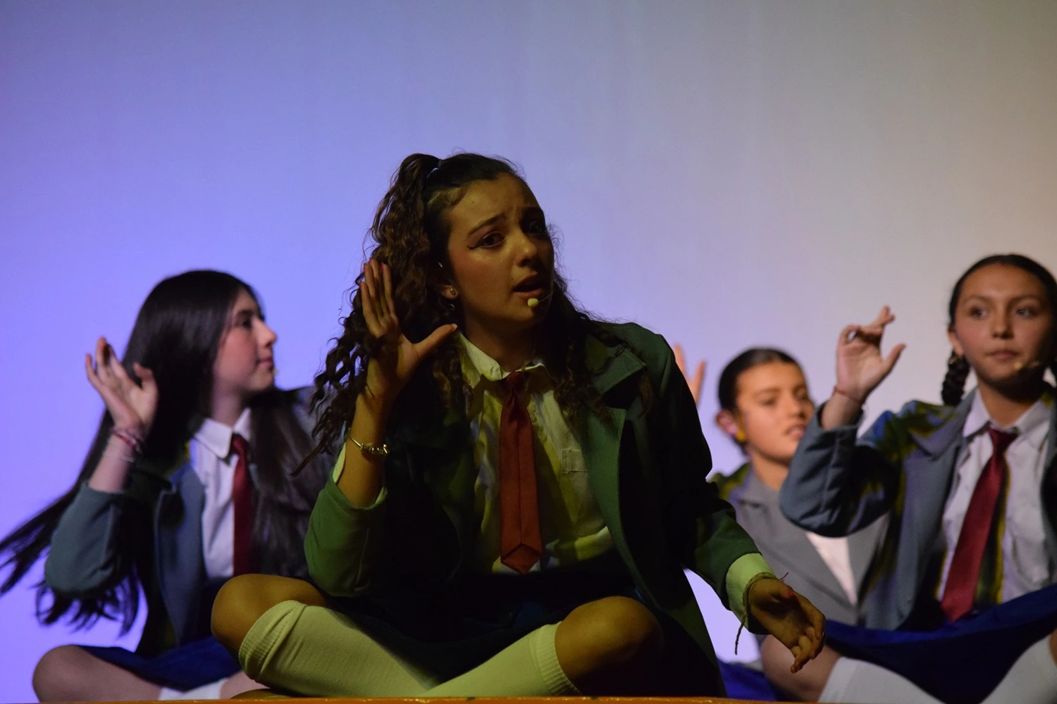 Estudiantes en una presentación artística