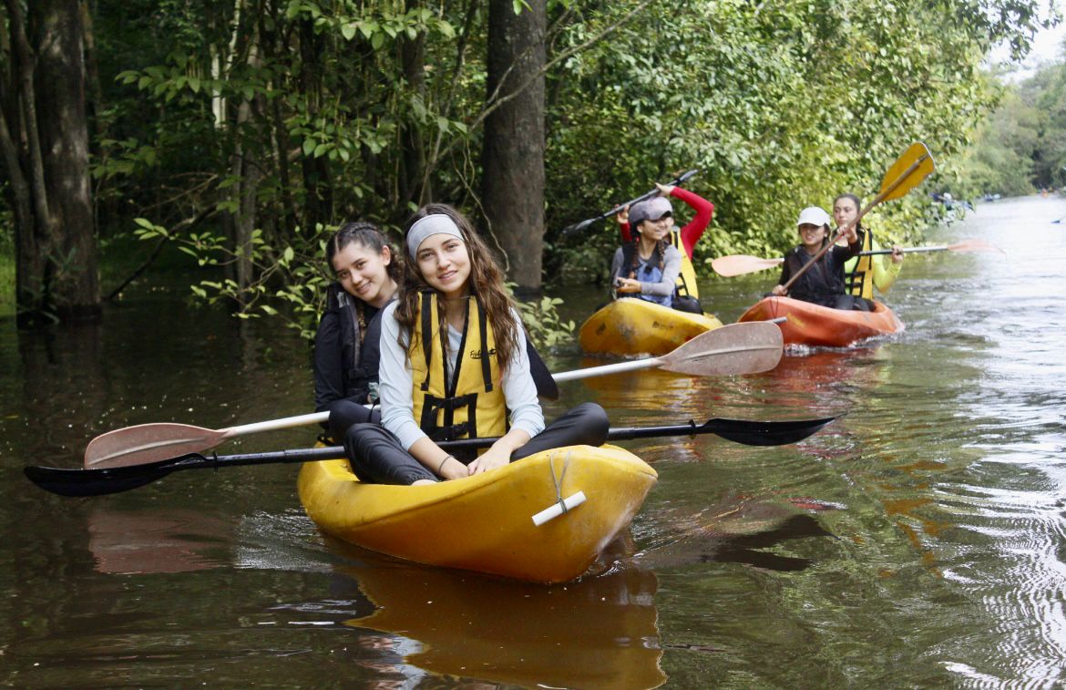 Estudiantes durante una experiencia de inmersión y aprendizaje en kayak