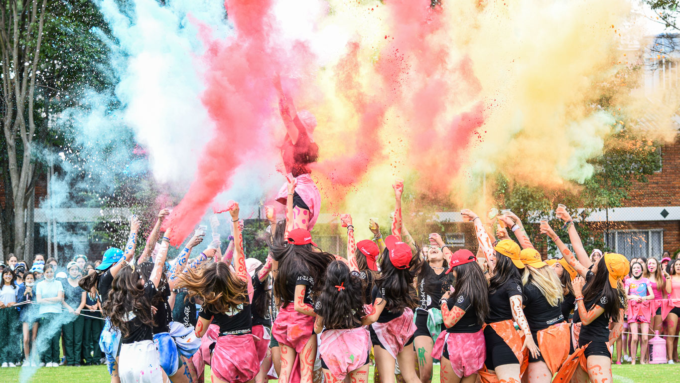 Comunidad del Colegio Santa María celebrando junta